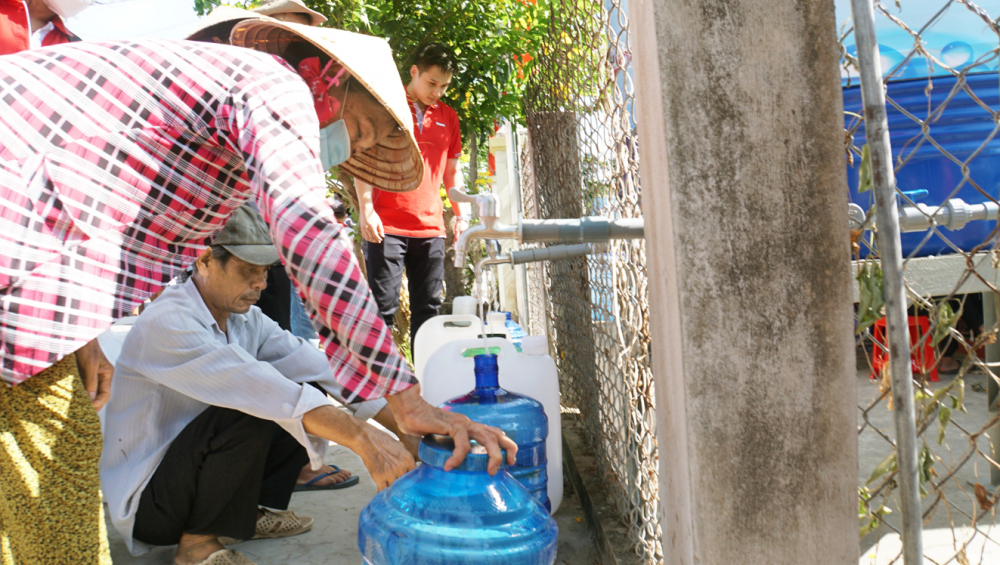 Nhờ có hồ chứa nước ngọt, kênh Lấp (H.Ba Tri, tỉnh Bến Tre) người dân địa phương bớt nhọc nhằn trong việc tìm nguồn nước sinh hoạt, tưới tiêu