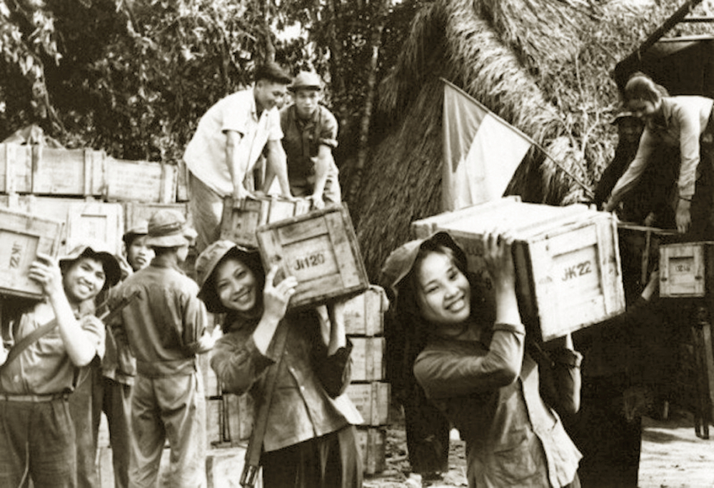 Các nữ dân quân Việt Nam tải đạn trên đường mòn Hồ Chí Minh huyền thoại năm 1972 - ẢNH TƯ LIỆU