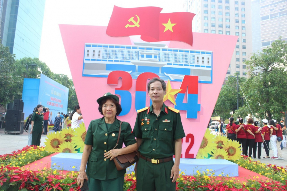 Cô Đàm Thị Nguyệt Minh và chú Phạm Văn Tiến (Hội Cựu chiến binh phường 