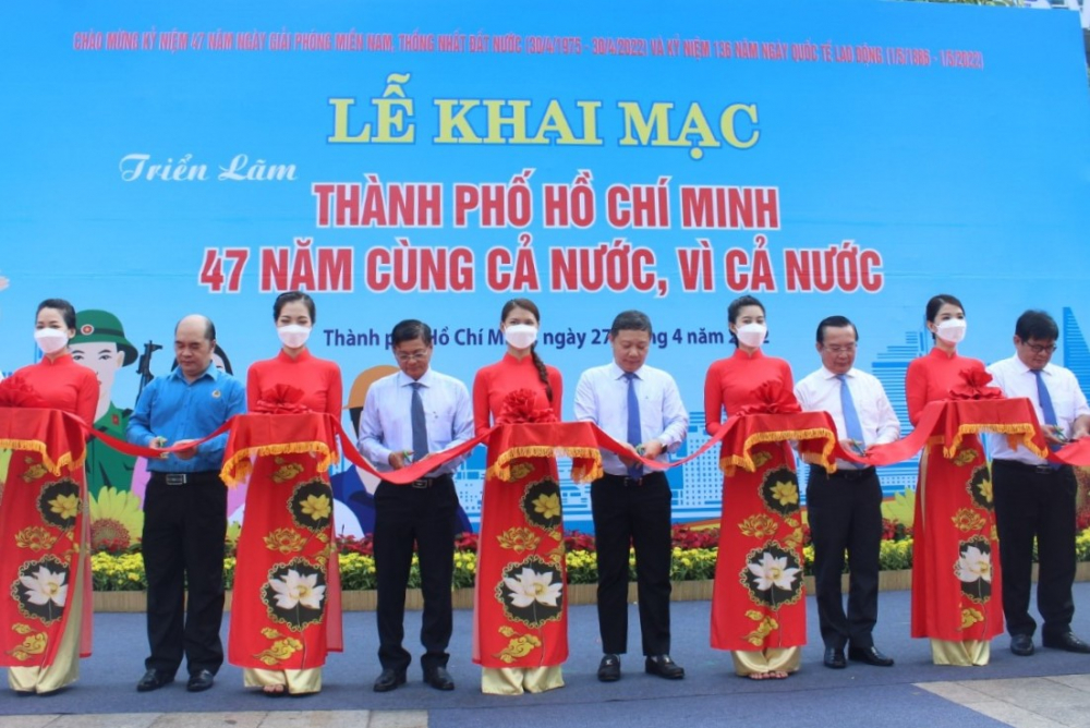 Nghi thức cắt băng khai mạc Triển lãm tại phố đi bộ Nguyễn Huệ.