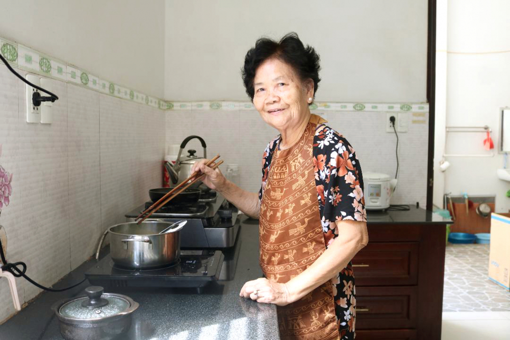 Dì Vũ Thị Sang, Trưởng nhóm “Người nội trợ thông minh”, là người thường xuyên chia sẻ kinh nghiệm “bếp núc” cho cả nhóm