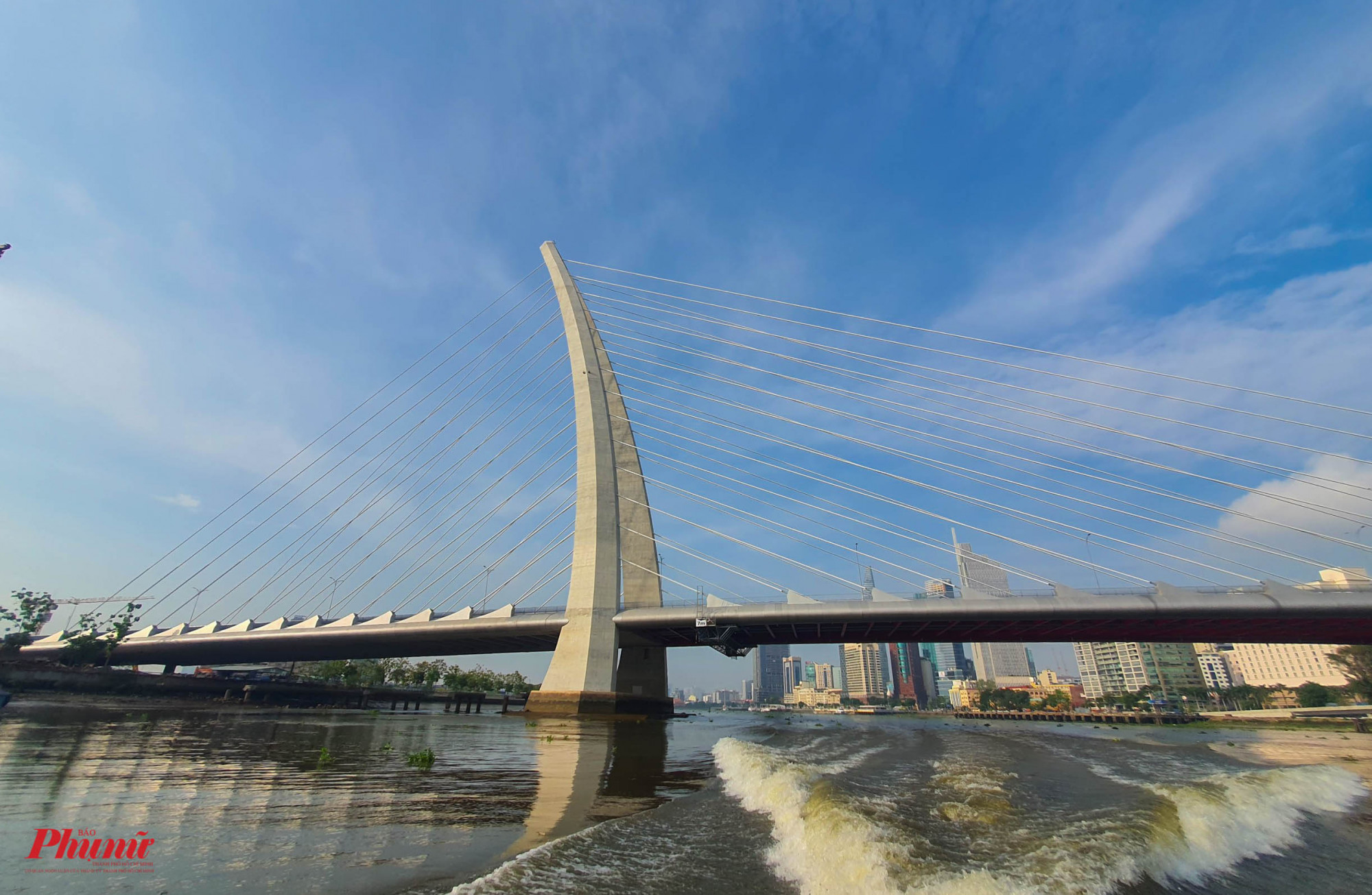 Cầu Thủ Thiêm 2 dài hơn 1,4km, rộng 6 làn xe, tổng vốn đầu tư khoảng 3.100 tỷ đồng.