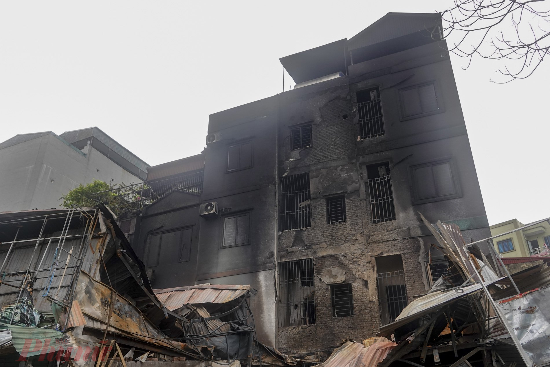 Đám cháy lây sang ngôi nhà 4 tầng ở đằng sau khiến ngôi nhà bị ảnh hưởng nặng.