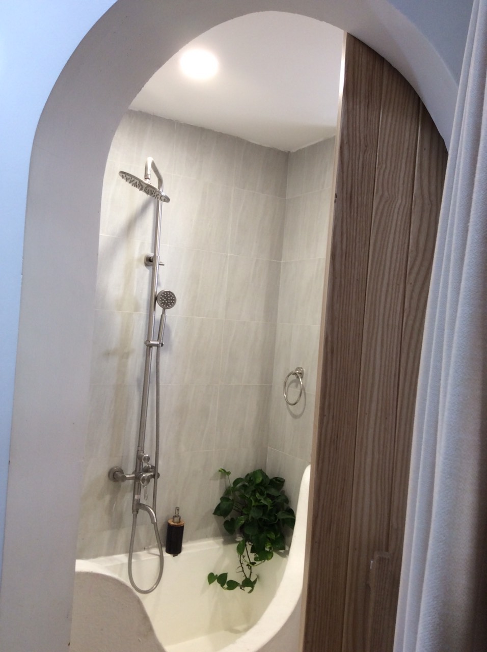 Dù diện tích nhà tắm nhỏ nhưng kiến trúc sư vẫn co kéo được một chiếc bồn tắm cho gia đình chị Linh.