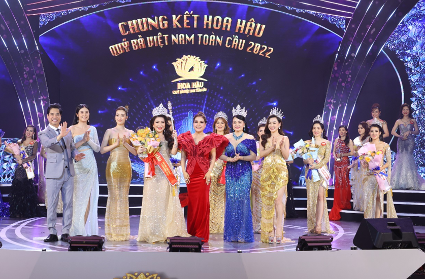 Hoa hậu Ngọc Hân, Mỹ Linh cùng ca sĩ Ngọc Sơn chụp ảnh lưu niệm cùng người chiến thắng - doanh nhân Trần Thị Ái Loan.