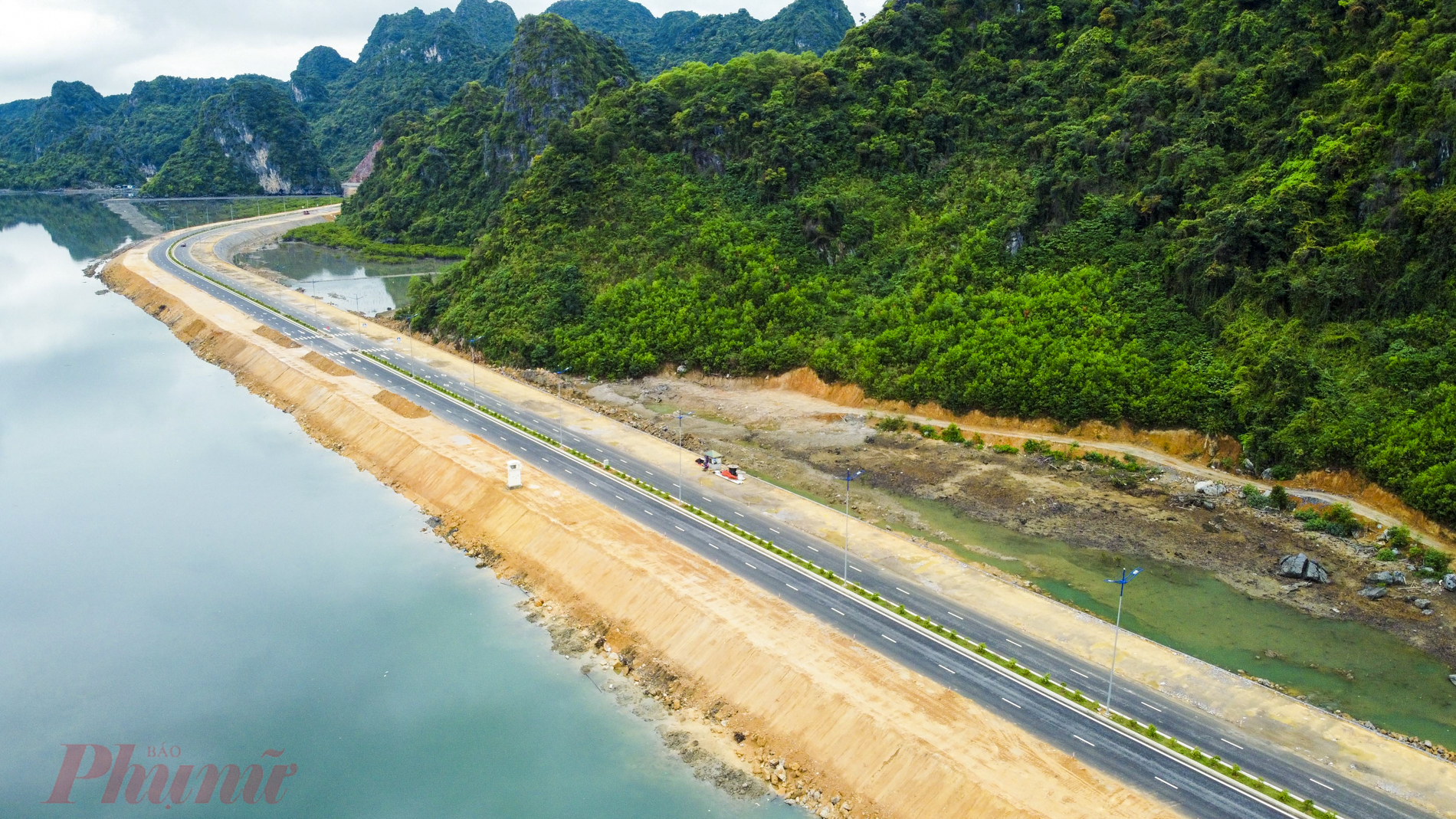 Sau đó, UBND tỉnh Quảng Ninh phê duyệt điều chỉnh toàn bộ tuyến từ 4 lên 6 làn xe; hoàn chỉnh các hạng mục hầm qua núi, cầu, cống qua đường, thoát nước ngang đường. Tổng mức đầu tư điều chỉnh dự án là 2.290 tỷ đồng. Hiện tại, tuyến đường đã được thông xe kỹ thuật giai đoạn 1.
