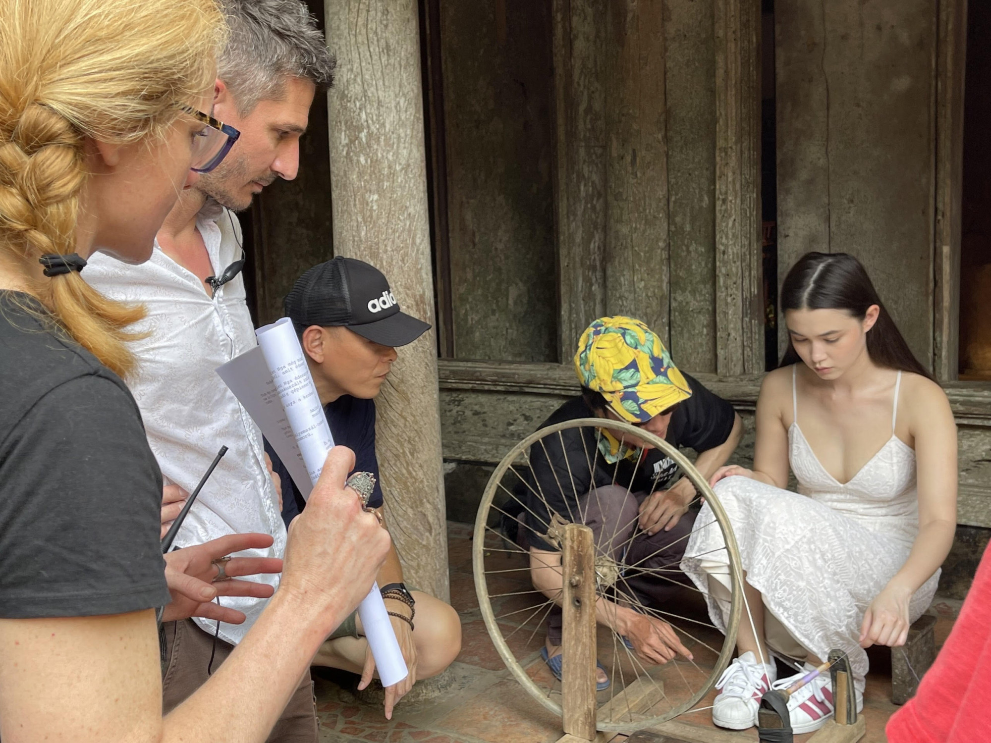 Đạo diễn Dora Dszucs, DOP và nhà sản xuất Ngô Quang Hải đang thảo luận với diễn viên trong một cảnh quay
