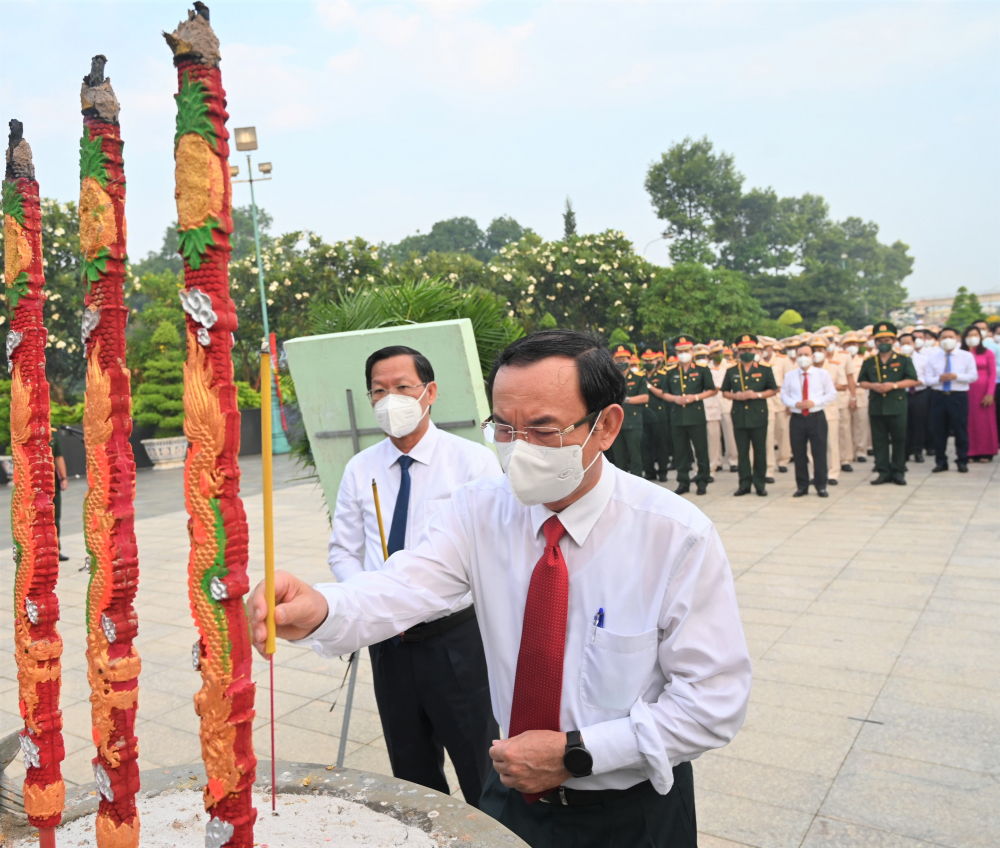 Bí thư Thành ủy TPHCM Nguyễn Văn Nên dâng hương tưởng nhớ các anh hùng liệt sĩ tại Nghĩa trang Liệt sĩ TPHCM.