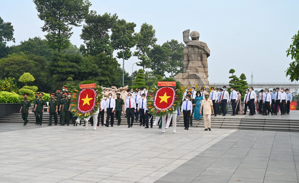 Đoàn đại biểu lãnh đạo TPHCM tiến vào khu vực tưởng niệm tại Nghĩa trang Liệt sĩ TPHCM - Ảnh: Quốc Thanh.