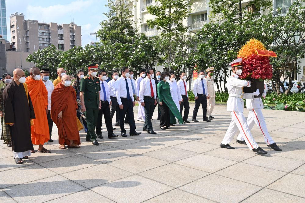 Đoàn đại biểu TPHCM dâng hoa tại Công viên Tượng đài Chủ tịch Hồ Chí Minh - Ảnh: Quốc Thanh.