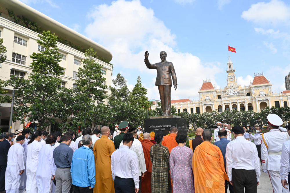 Các đại biểu tưởng niệm công lao to lớn của Chủ tịch Hồ Chí Minh - Ảnh: Quốc Thanh.