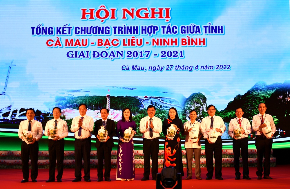 Bí thư Tỉnh ủy Cà Mau Nguyễn Tiến Hải trao tặng quà lưu niệm cho các đại biểu - Ảnh: Lê Bảo