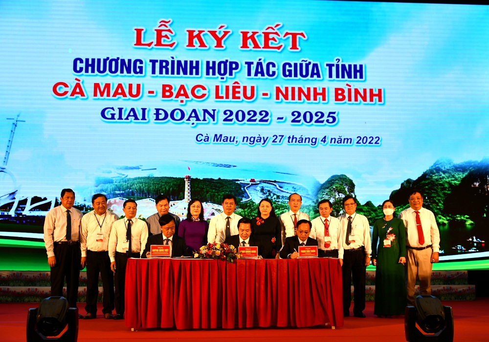 Đại diện lãnh đạo 3 tỉnh Cà Mau - Bạc Liêu - Ninh Bình chứng kiến lễ ký kết chương trình hợp tác giai đoạn 2022-2025 - Ảnh: Lê Bảo