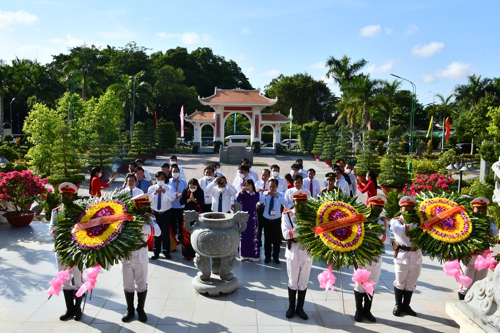 Các đại biểu dâng hương tại Khu tưởng niệm Chủ tịch Hồ Chí Minh - Ảnh: Lê Bảo