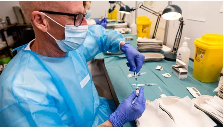 nhân viên y tế đang chuẩn bị các ống tiêm có vắc xin Covid-19 vào năm 2021 tại Copenhagen, Đan Mạch. 