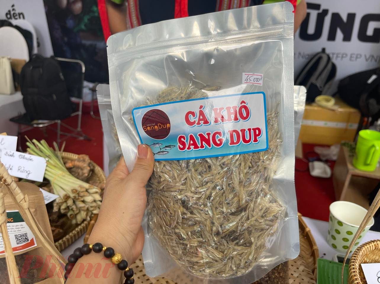 Cá khô Sang Dup ở lồng hồ Se San 4 giáp biên giới Campuchia, 45.000 đồng/gói 250gr; có thể chế biến bằng cách rang, trộn với xoài, rau quế...