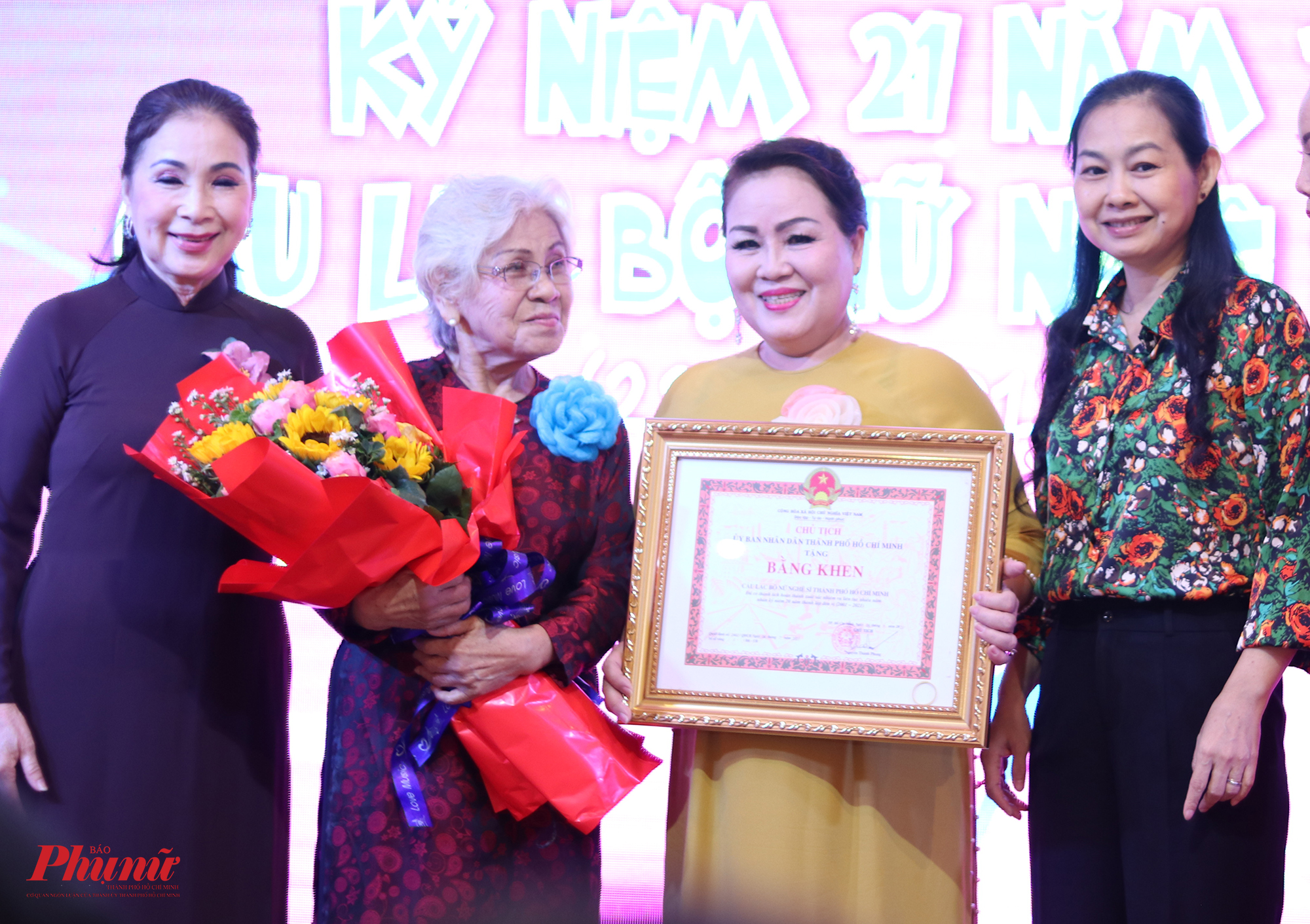 Câu lạc bộ nhận được bằng khen từ UBND TPHCM với những đóng góp thời gian qua. Bà Lâm Thị Ngọc Hoa (bìa phải) - Phó chủ tịch thường trực Hội Liên hiệp Phụ Nữ TPHCM trao bằng khen cho ban chủ nhiệm câu 