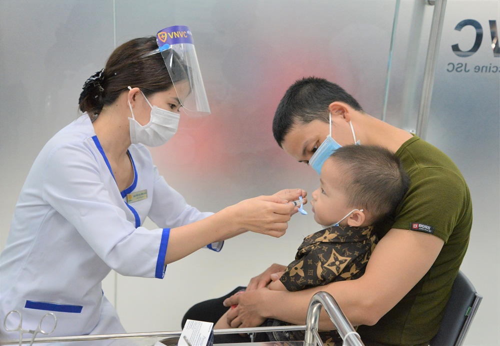 Trẻ uống vắc xin ngừa bệnh tiêu chảy cấp do Rotavirus tại VNVC - Ảnh: Ban Mai