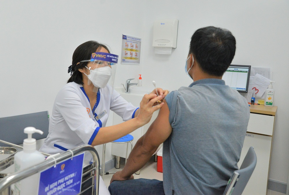Nên tiêm vắc xin trước khi đi du lịch để bảo vệ bản thân và gia đình khỏi các bệnh truyền nhiễm - Ảnh: Ban Mai