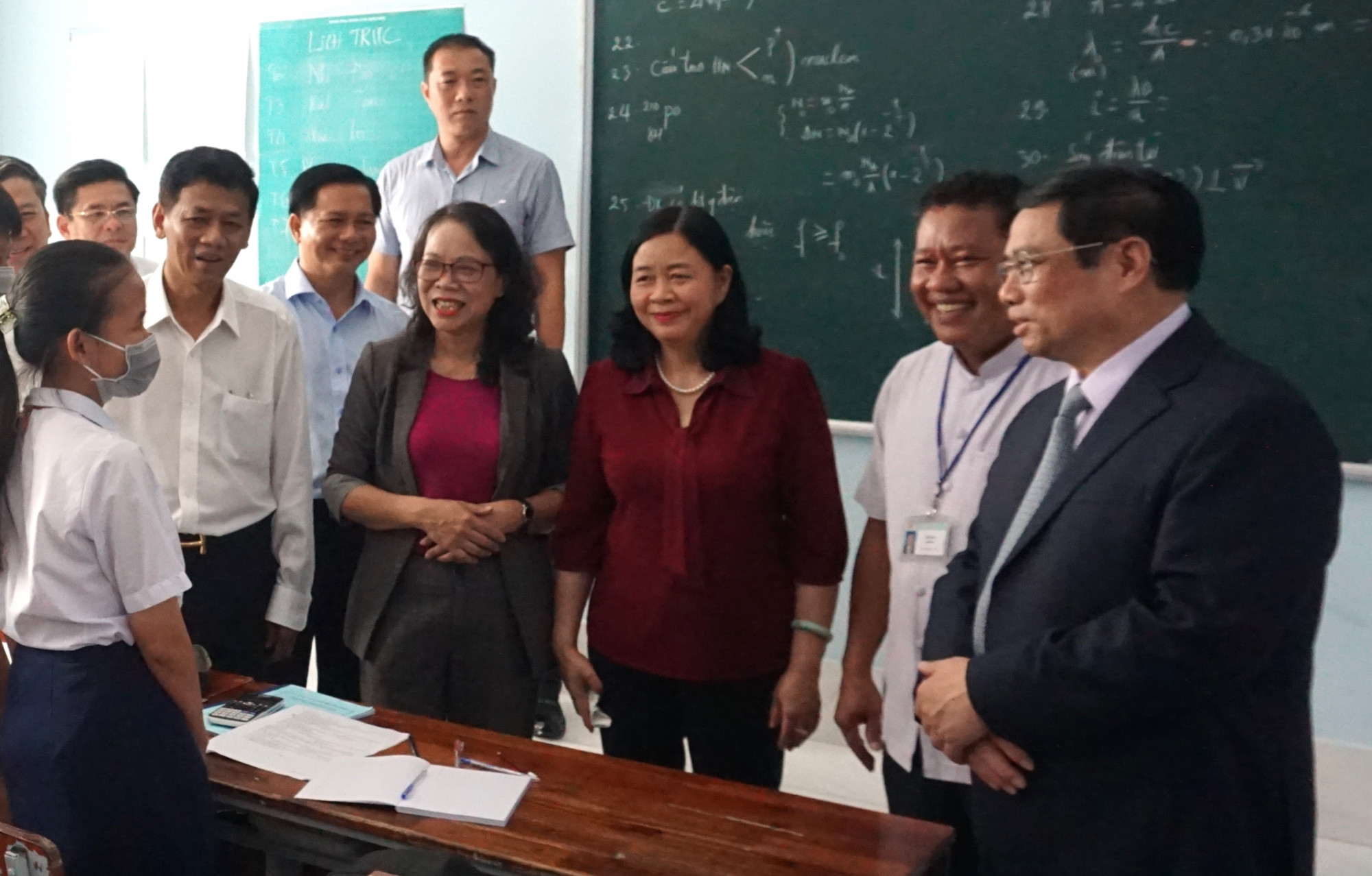Thủ tướng đến thăm hỏi, động viên thầy và trò trường dân tộc nội trú tại tỉnh Sóc Trăng vào sáng ngày 28/4