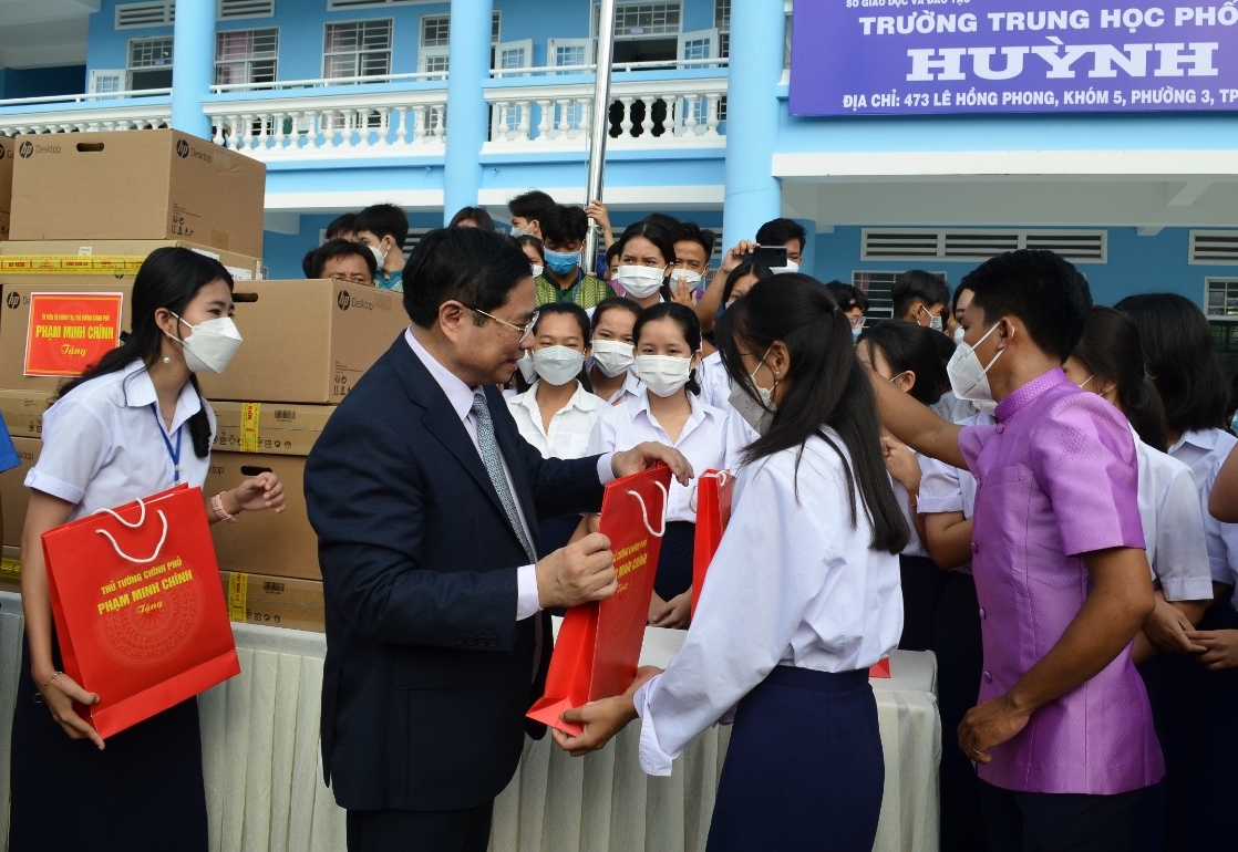 Thủ tướng Phạm Minh Chính trao quà cho các em học sinh trường dân tộc nội trú vào sáng 28/4