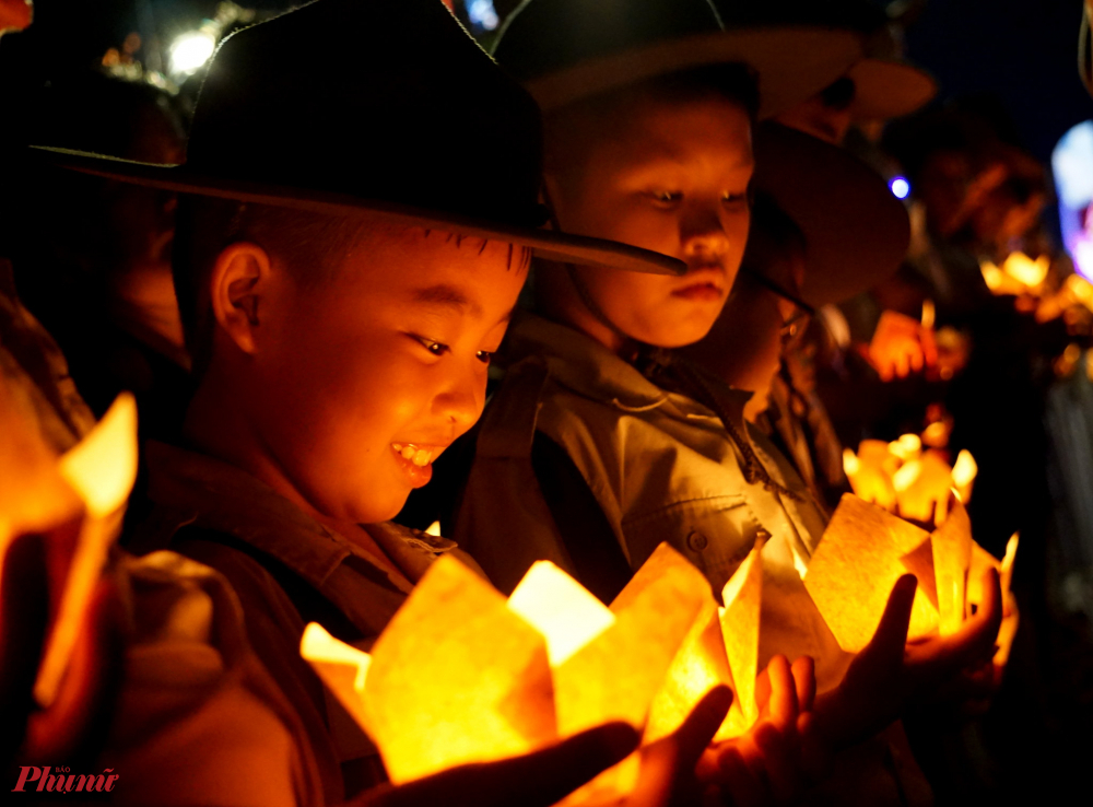 Trong thời gian diễn ra lễ hội, trên các tuyến đường từ thành thị đến nông thôn đều được trang hoàng cờ đèn, tạo không khí hân hoan của người dân xứ Huế đón chào mùa Phật đản.