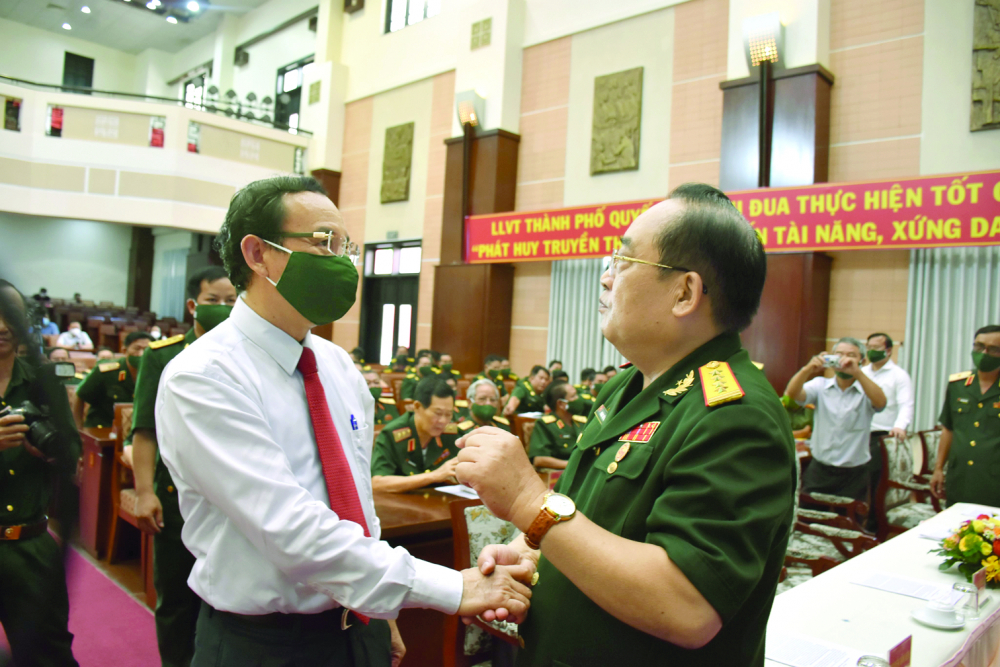 Bí thư Thành ủy TP.HCM Nguyễn Văn Nên trò chuyện với các tướng lĩnh
