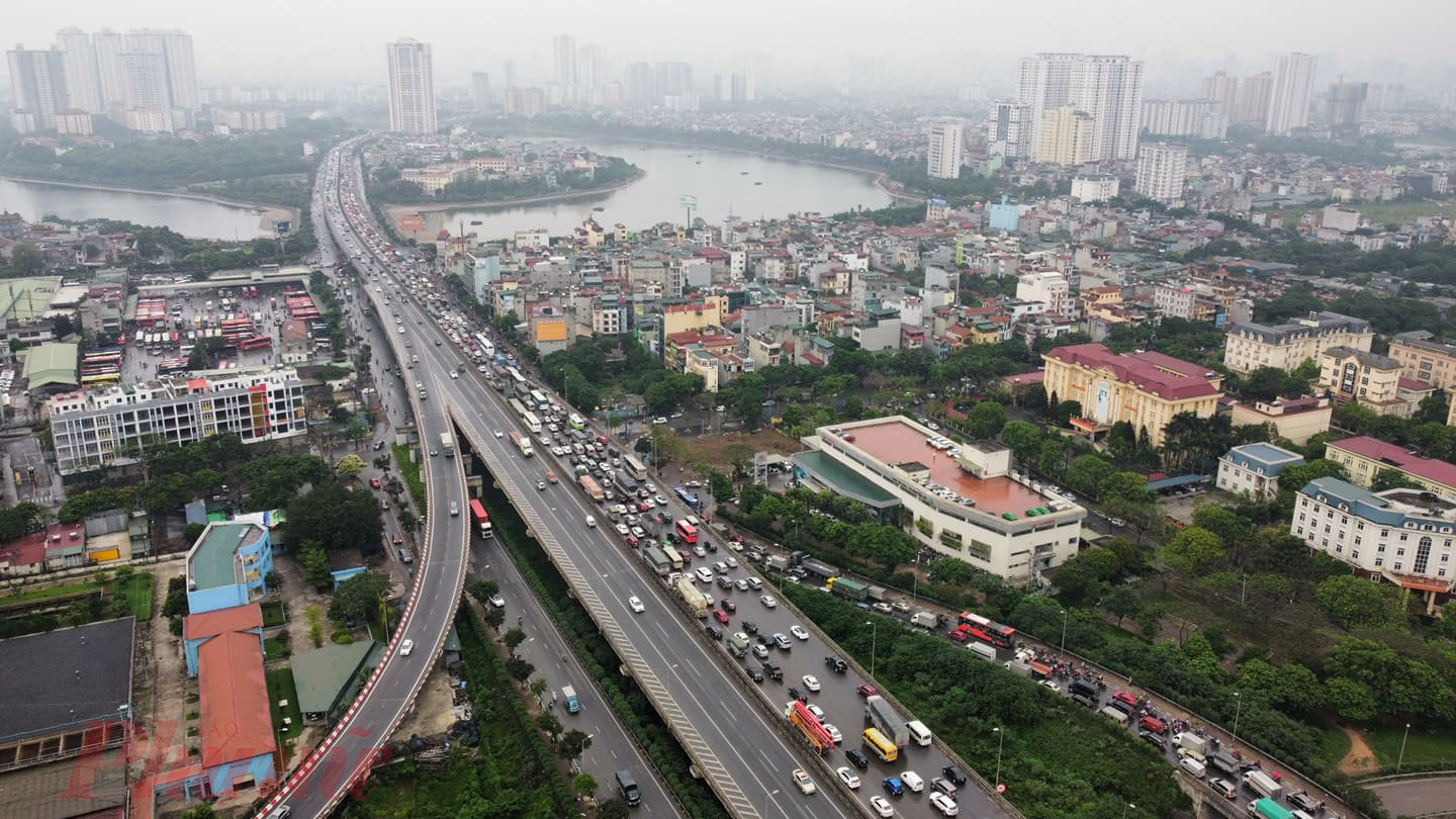 Tại nút giao Pháp Vân (khu vực Yên Sở, Hoàng Mai), hàng dài xe nối đuôi nhau