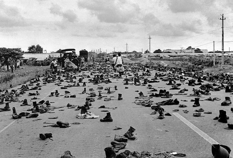 Quân trang, quân dụng của binh lính Sài Gòn hoảng hốt vứt bỏ ngày 30/4/1975 - Ảnh: Nguyễn Thắng