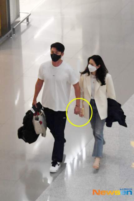 Trước đó, trên đường đến sân bay Incheon, Hàn Quốc để sang Mỹ hưởng tuần trăng mật, Hyun Bin cũng gây chú ý dù chỉ mặc phông trắng và quần đen đơn giản. Vóc dáng cao lớn vẻ ngoài chuẩn nam thần của nam diễn viên gây ấn tượng.