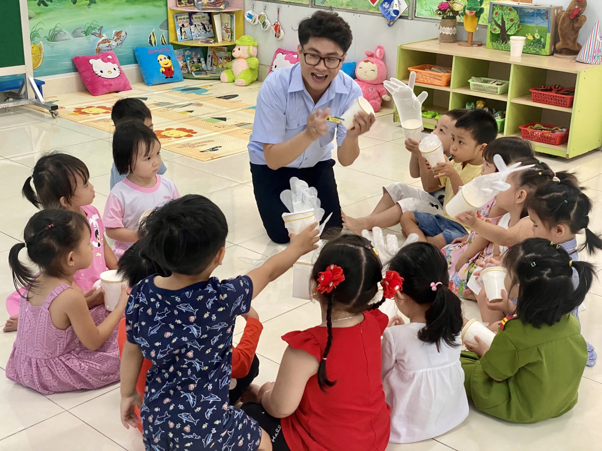 Thầy Thái Hồng Duy trong giờ dạy trẻ