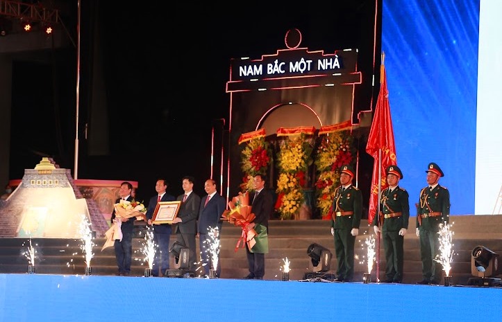 Chủ tịch nước Nguyễn Xuân Phúc đã trao Huân chương Hồ Chí Minh tặng Đảng bộ, chính quyền và nhân dân tỉnh Quảng Trị
