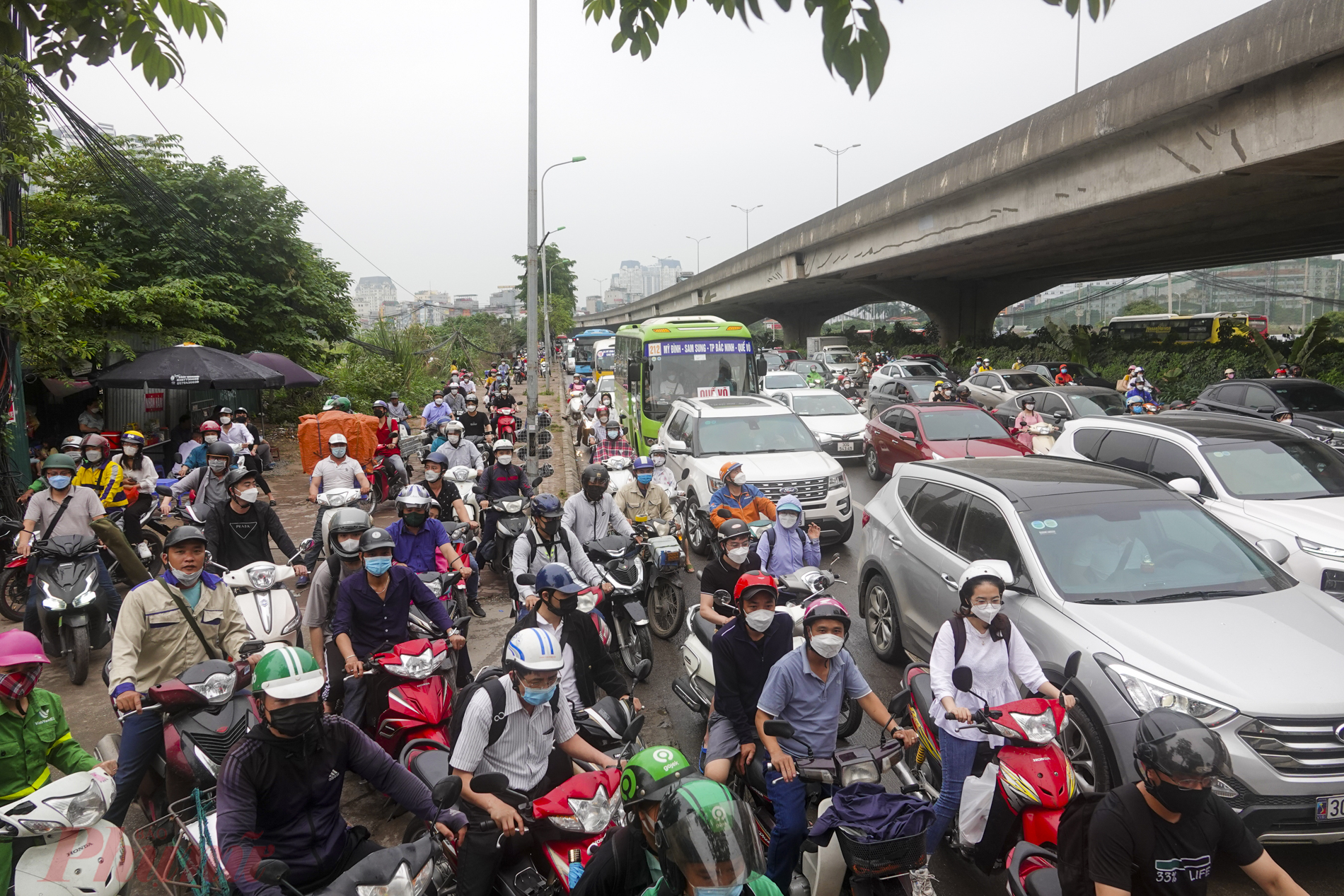 Hình ảnh lúc 17h trên đường vành đai 3, dòng xe ken kín đường