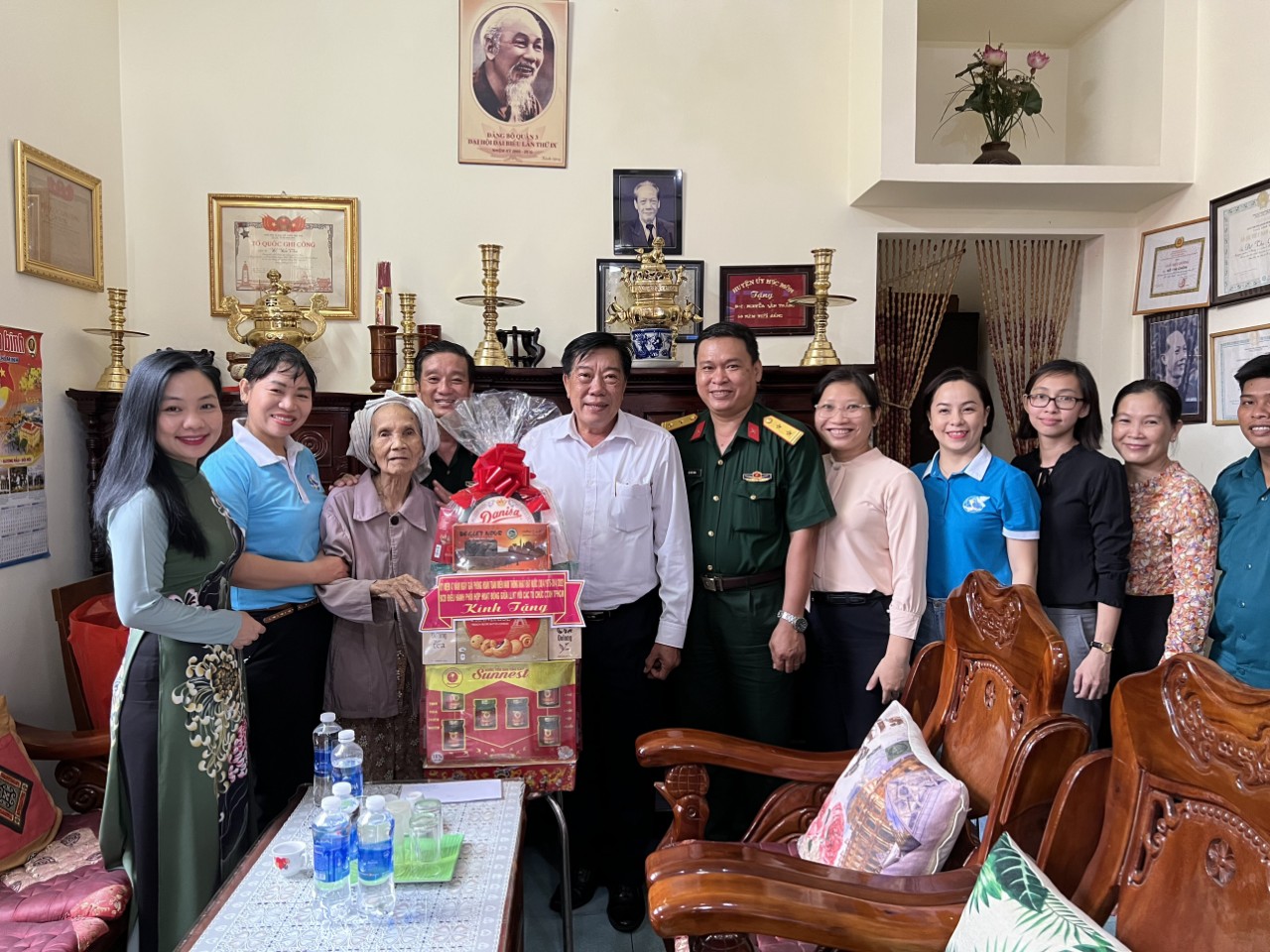 Đoàn đã đến thăm và tặng quà cho Mẹ Việt Nam Anh Hùng Đỗ Thị Chồn