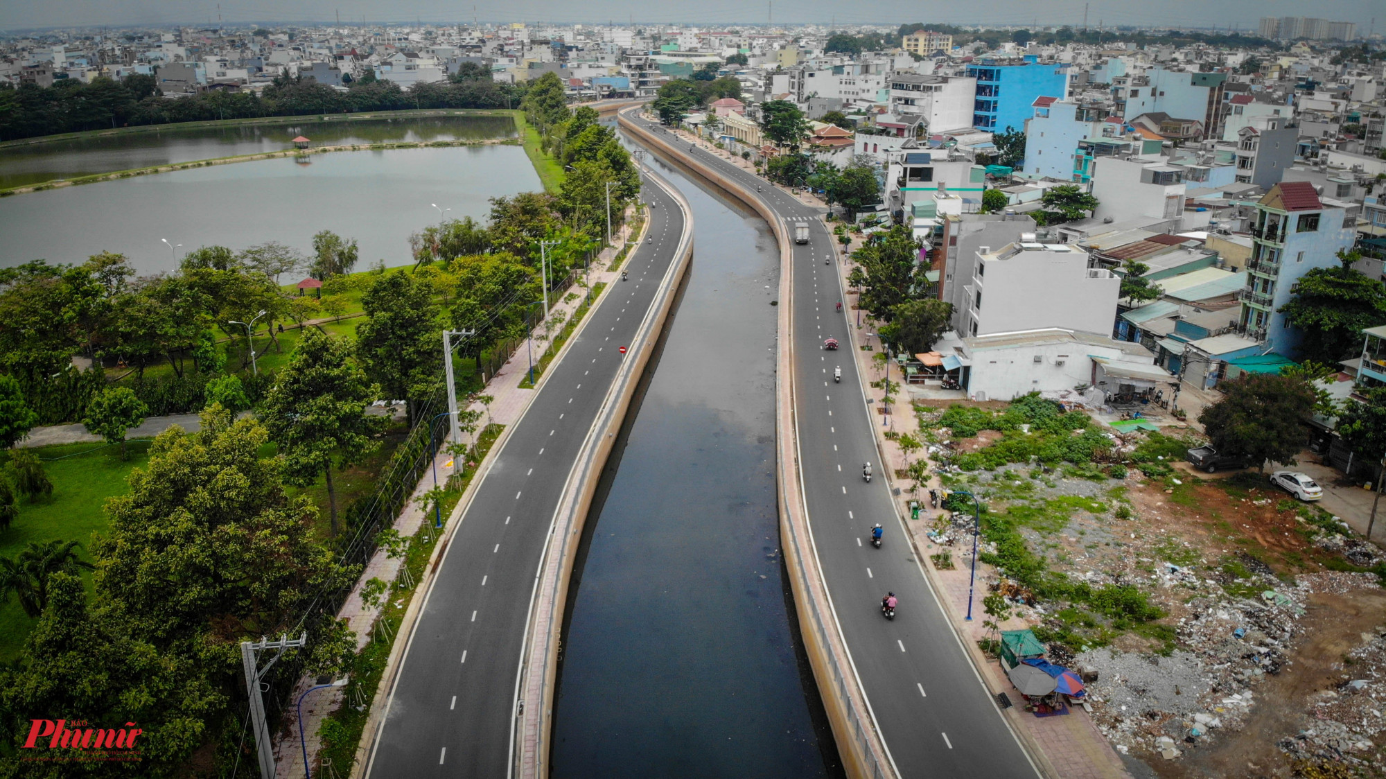 Lòng đường hai bờ kênh thông thoáng hơn sau khi mở rộng, thảm nhựa cho 2 làn xe chạy, lắp hệ thống chiếu sáng, trồng cây xanh, lát vỉa hè..