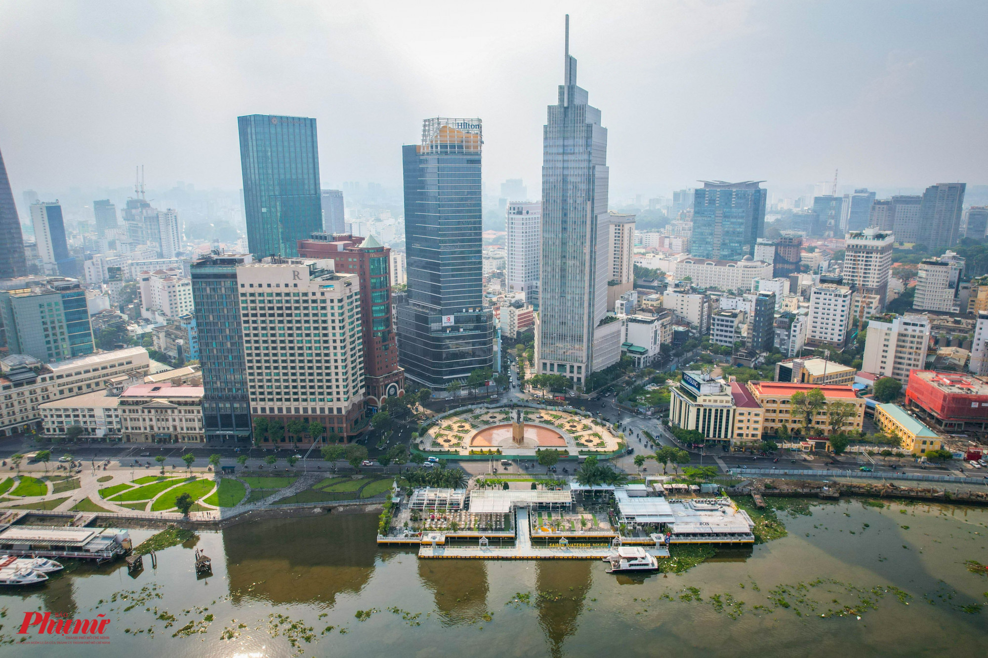 Công viên Mê Linh là vòng xoay giao thông nằm ở Quận 1, đối diện công viên Bến Bạch Đằng và Saigon Waterbus (bến xe buýt đường sông). 