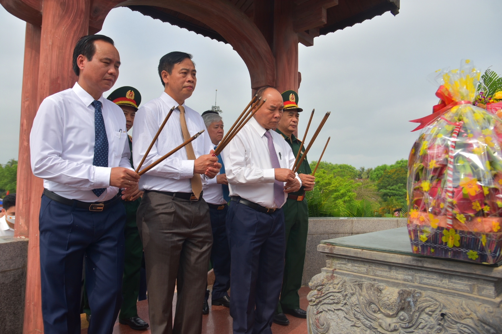 Chủ tịch nước Nguyễn Xuân Phúc cùng các đại biểu tham dự dâng hương tại Thành cổ Quảng Trị