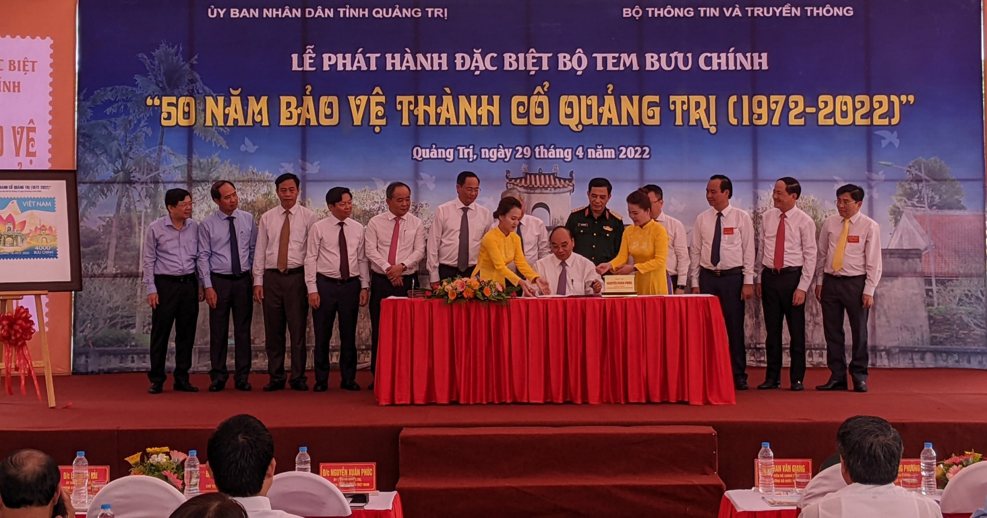 Chủ tịch nước Nguyễn Xuân Phúc ký phát hành bộ tem bưu chính '50 năm bảo vệ Thành cổ Quảng Trị'