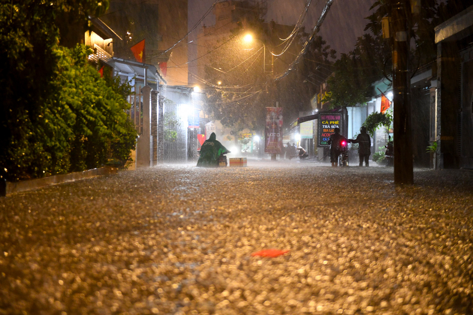 Tối 29/4, cơn mưa lớn kéo dài hơn 2 tiếng khiến nhiều tuyến đường như Dương Văn Cam, Đặng Thị Rành, Hồ Văn Tư… TP Thủ Đức (TPHCM) chìm trong biển nước.