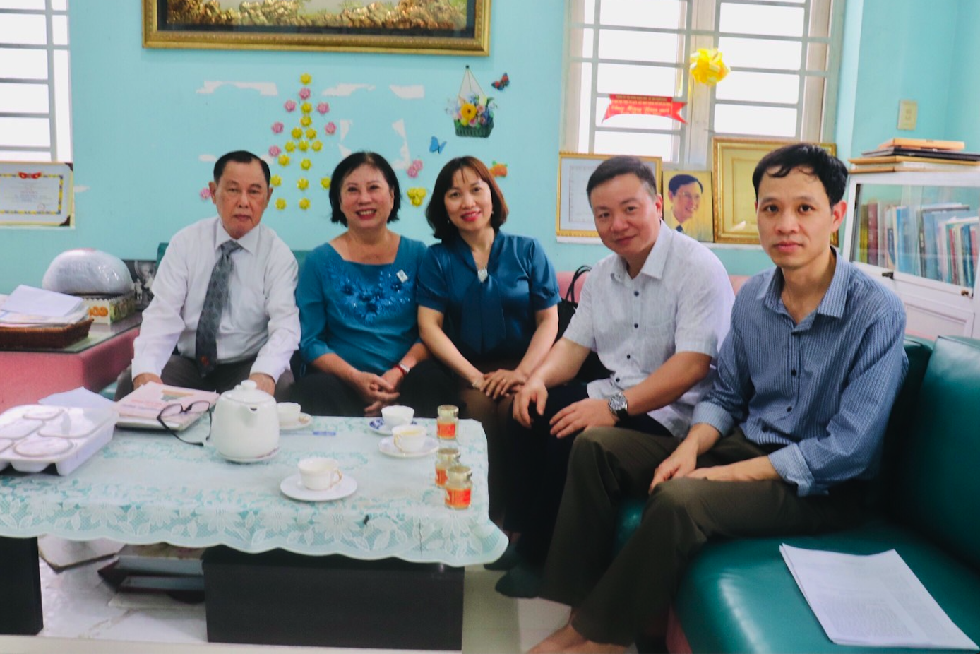 Vợ chồng TS Hồ Hữu Nhật và bác sĩ Nguyễn Thị Kiều Tiên (bìa trái) và tác giả (giữa) trong cuộc gặp tháng 2/2022 