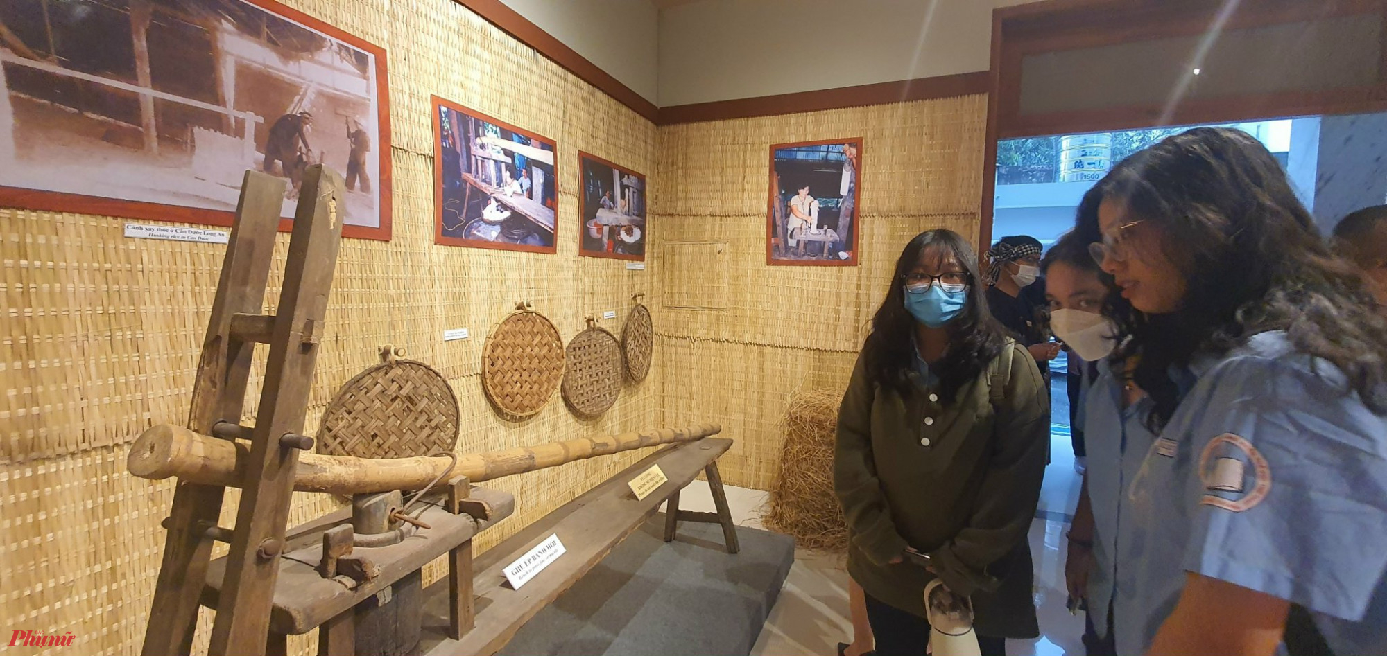 các bạn học sinh cũng có điều kiện tham quan trưng bày nông cụ truyền thống cảu phụ nữ miền Nam