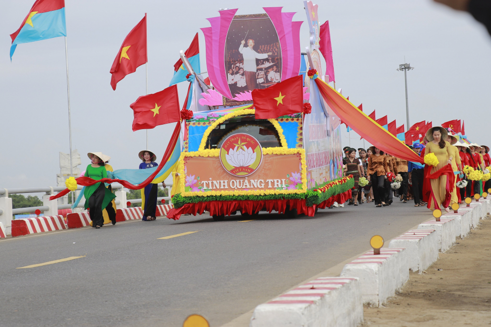 Các khối lẫn lượt diễu binh, diễu hành qua lễ đài chính trước Kỳ đài Hiền Lương và đi qua cầu Hiền Lương trong không khí náo nức, sôi nổi. 