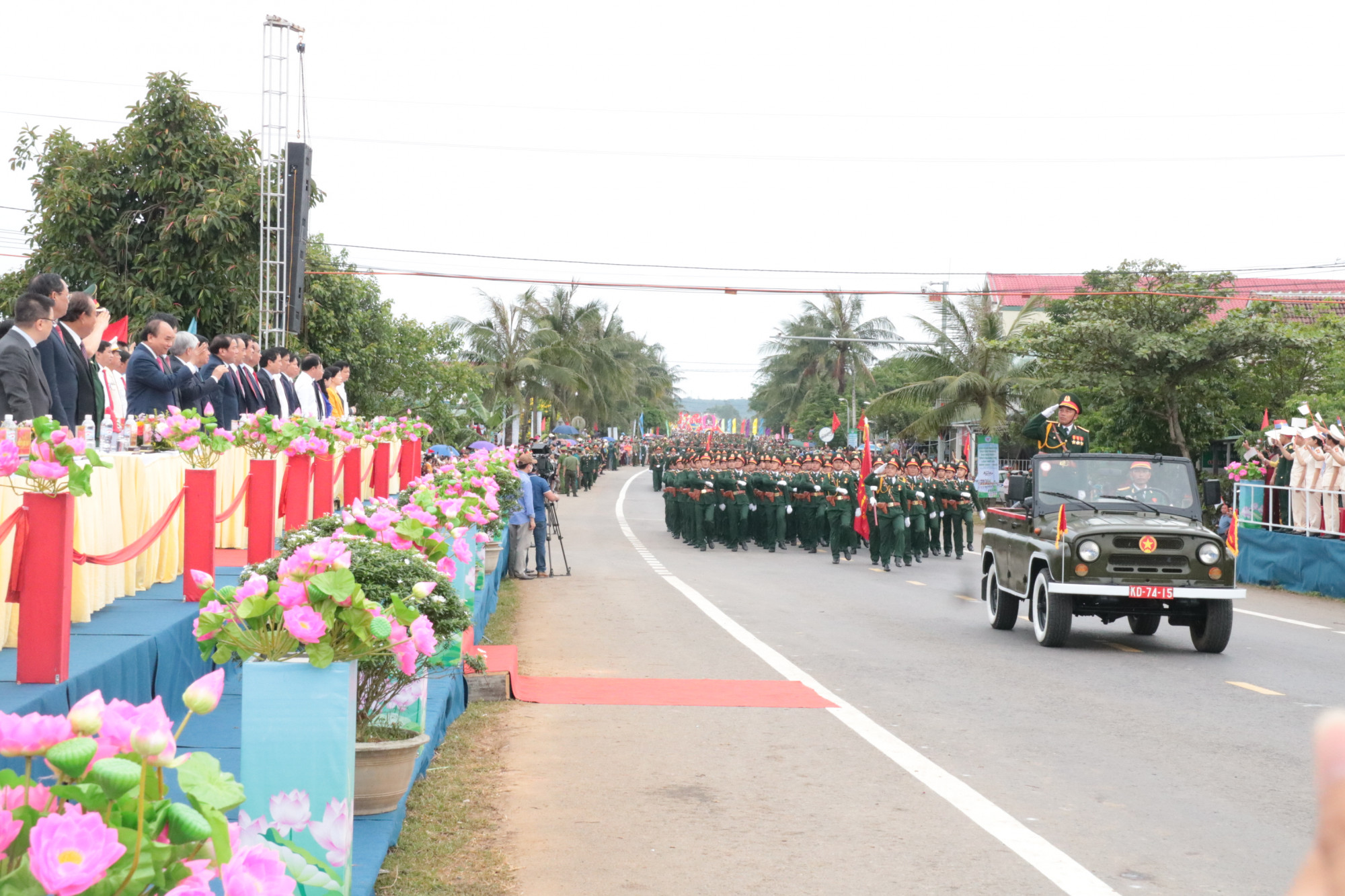 - Dưới bóng cờ Tổ quốc, chúng ta cùng ôn lại ký ức của một thời hào hùng, vẻ vang nhưng cũng thấm đẫm máu xương và nước mắt, đồng thời tôn vinh những chiến công bất tử, bày tỏ lòng biết ơn sâu sắc đối với sự hi sinh to lớn của thế hệ cha anh, của đồng bào, chiến sĩ cả nước để bảo vệ nền độc lập, tự do của Tổ quốc, hòa bình và hạnh phúc muôn đời của dân tộc Việt Nam.