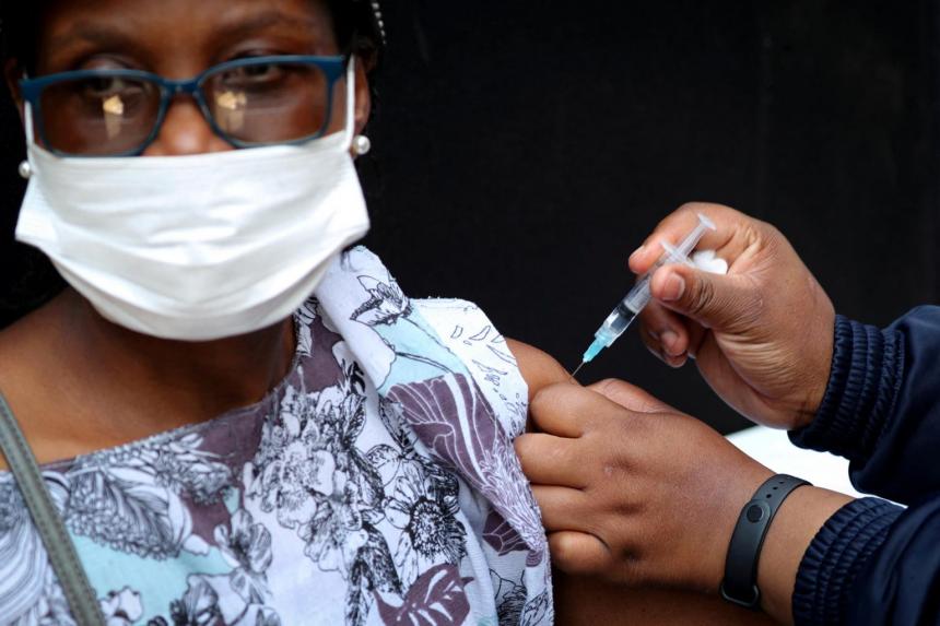 Một phụ nữ nhận vắc xin Johnson and Johnson Covid-19 ở Houghton, Johannesburg, Nam Phi,