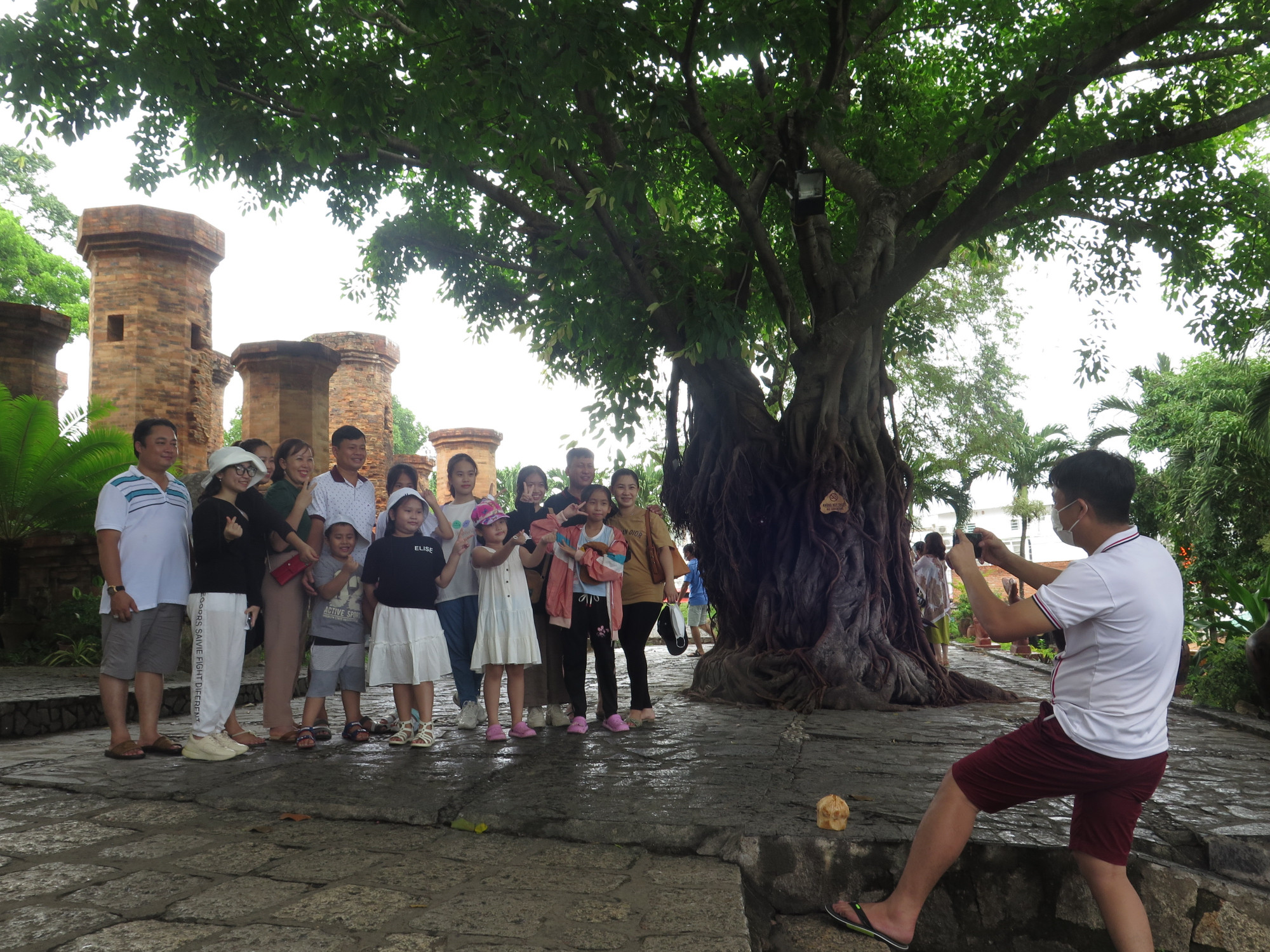 Du khách tham quan, chụp ảnh tại Tháp Bà Ponagar Nha Trang