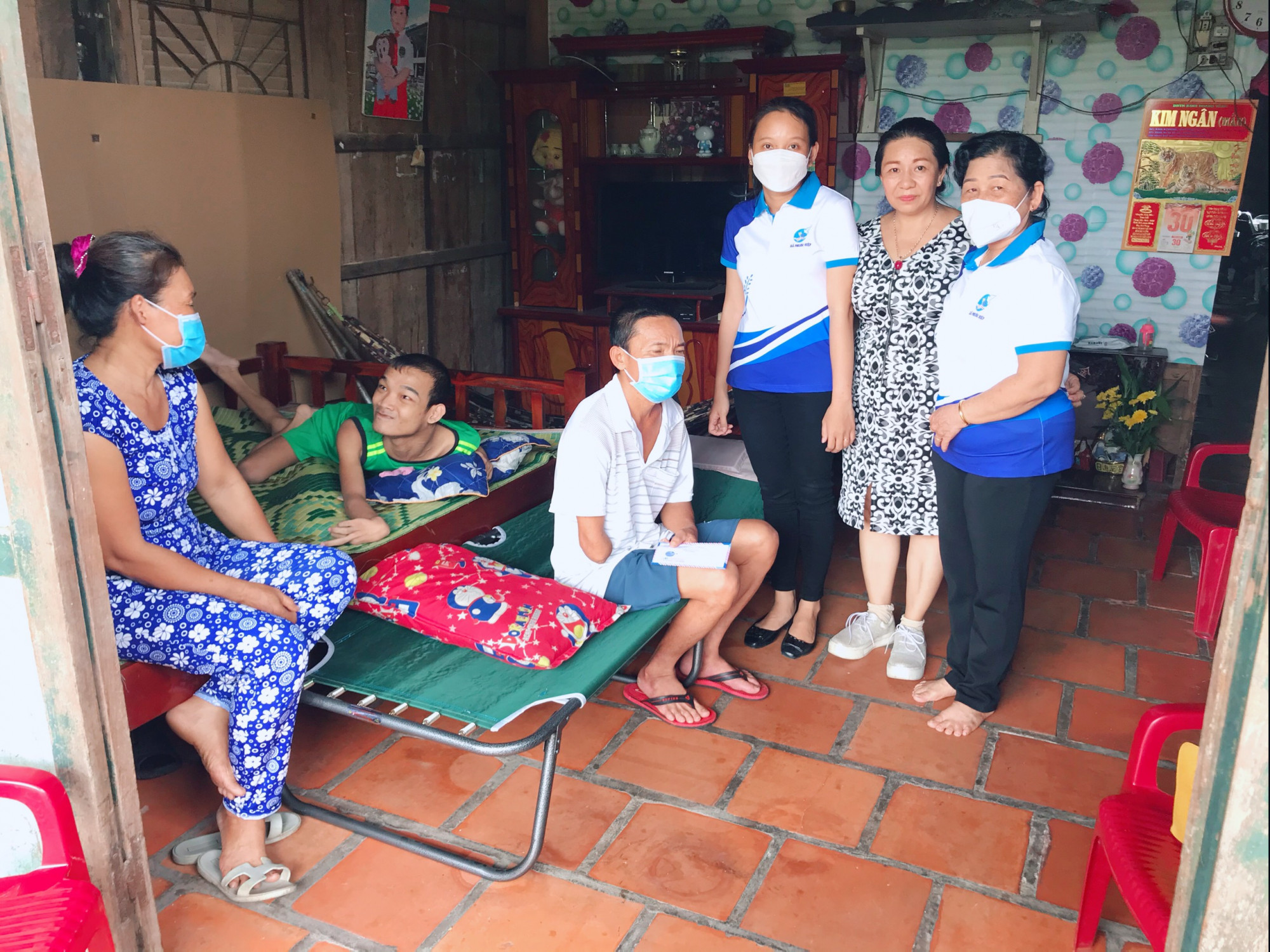 Hội LHPN xã Phước Hiệp đến thăm và tặng số tiền 8 triệu đồng cho gia đình em Nguyễn Phúc Hậu