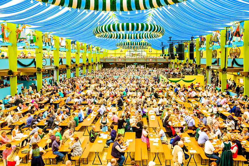 Lễ hội bia Oktoberfest của Đức luôn thu hút hàng triệu du khách đến thưởng lãm - Ảnh: Sechrist Travel
