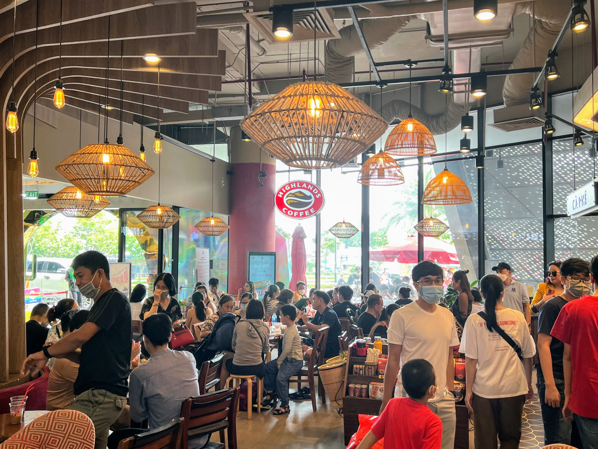 Bên cạnh đó, nhiều quán cà phê bên trong và ngoài các khu vực trung tâm thương mại tại TPHCM cũng gần như kín chỗ, khách phải ngồi ngoài chờ tới lượt để vào uống.