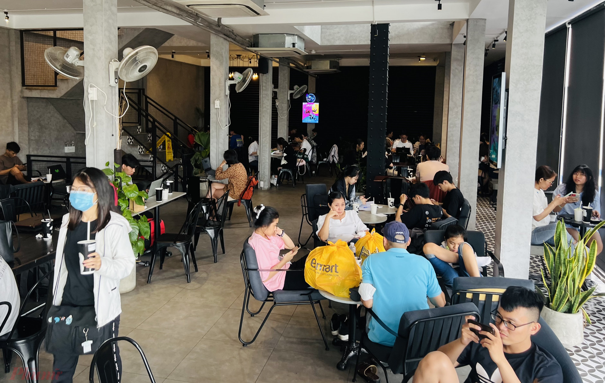 Một quán cà phê trên đường Phan Văn Trị (quận Gò Vấp, TPHCM) đông khách vào giữa trưa 30/4.