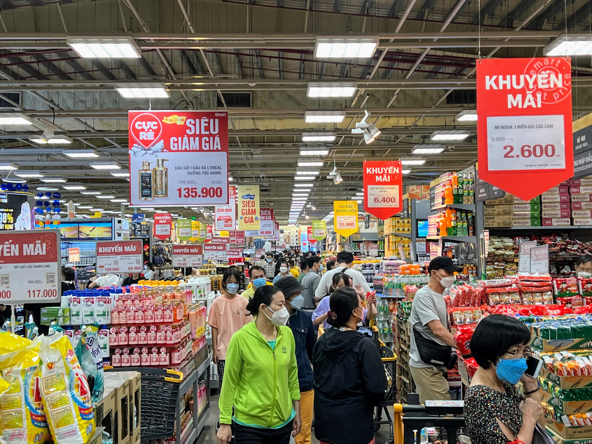 Khu vực tập trung đông quầy hàng khuyến mãi tại siêu thị Emart.